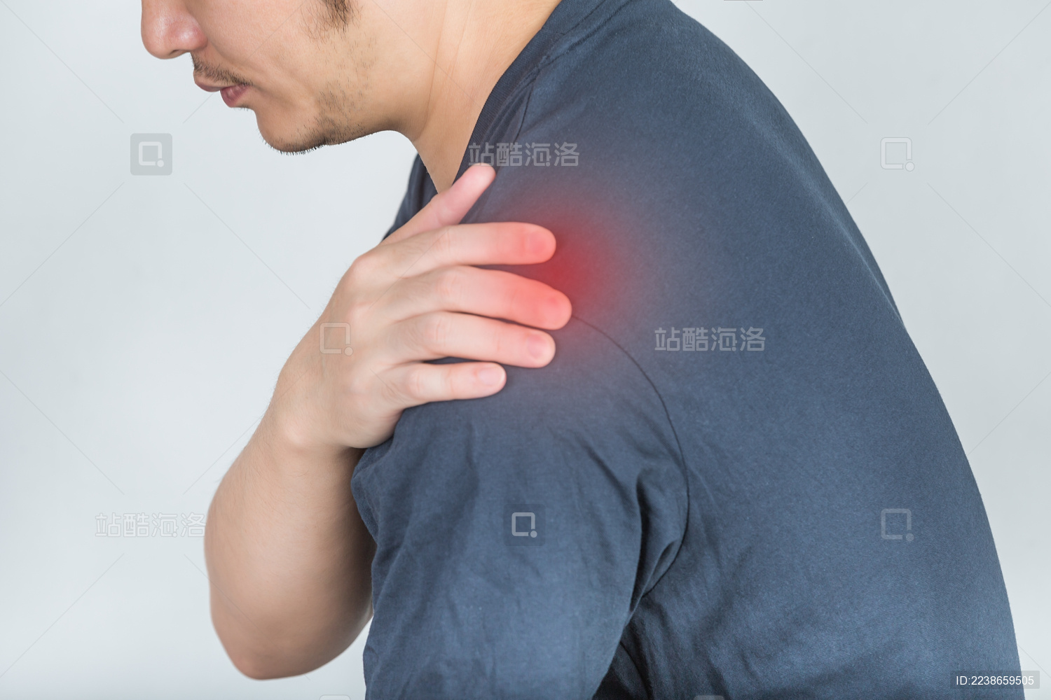 男人用手捂着肩膀 常见疾病肩周炎图片。