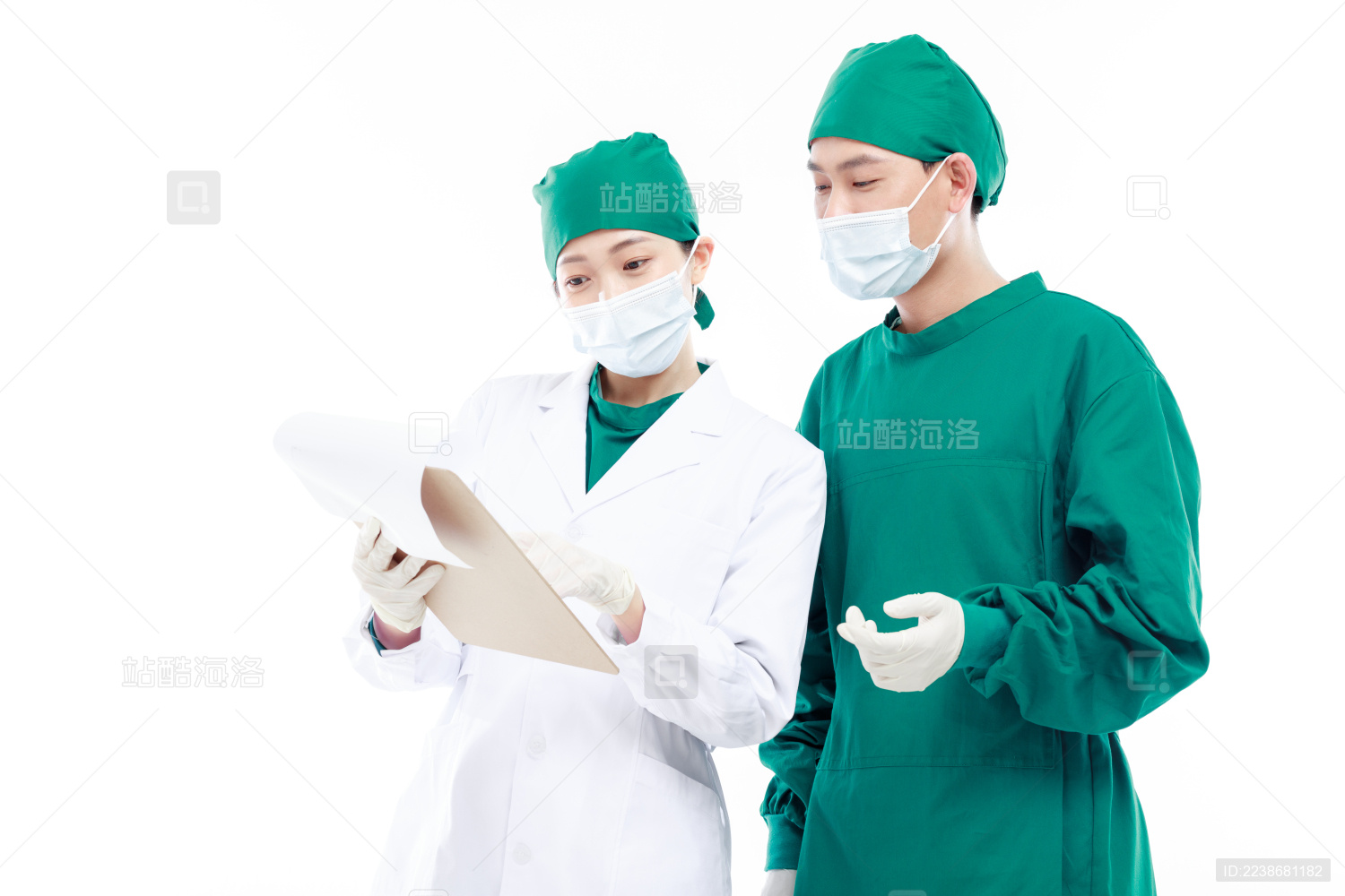 白色背景前的医护人员