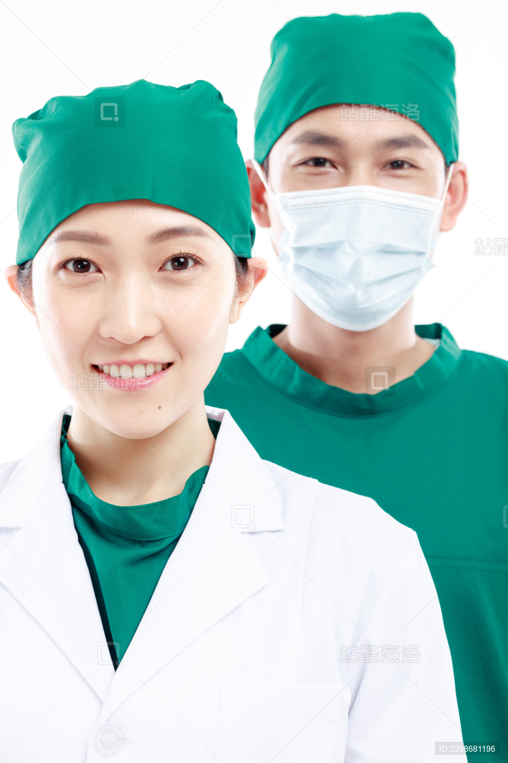 白色背景前的医护人员