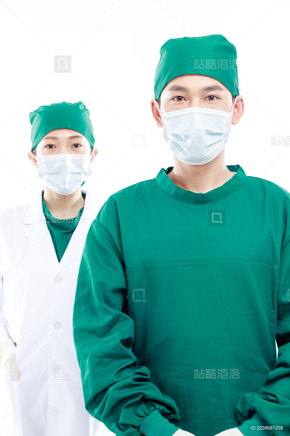 白色背景前的医护人员