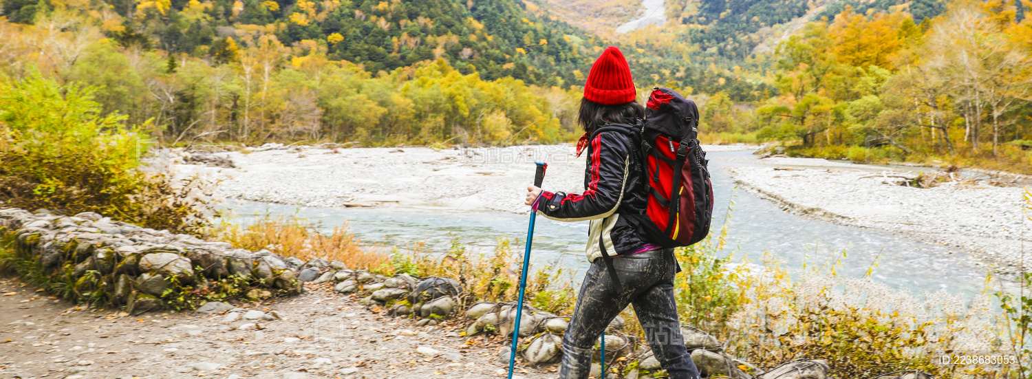 秋天在日本阿尔卑斯山徒步的女性旅行者