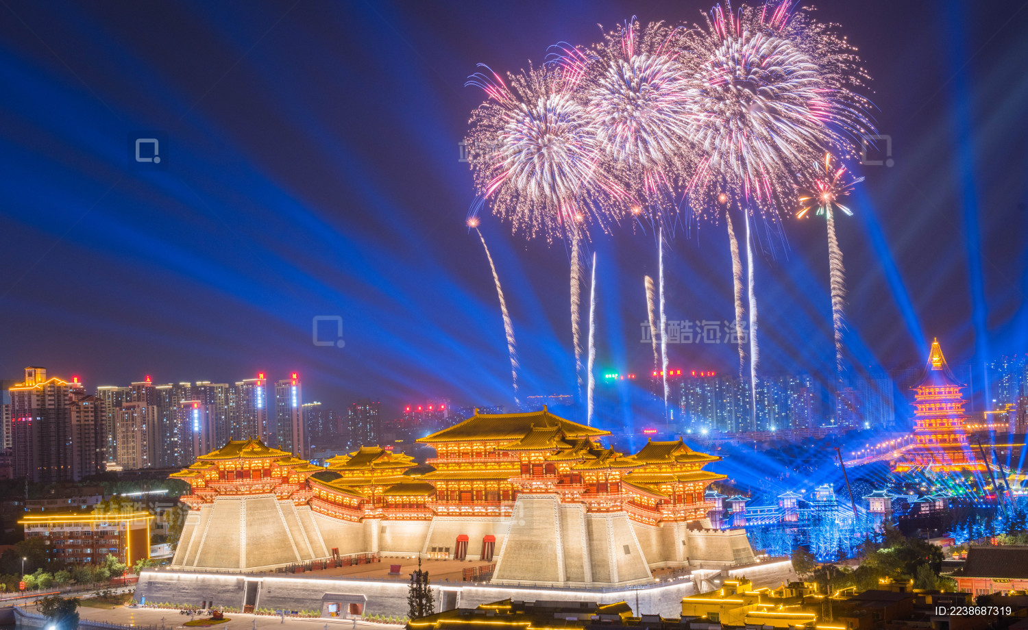 中国洛阳市应天门烟花夜景