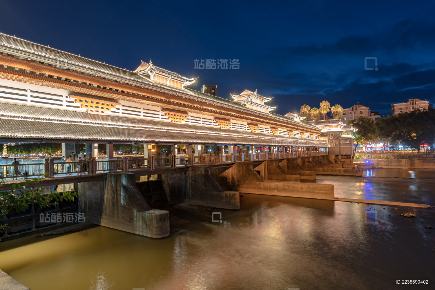改造成复古廊桥的龙岩龙津河上的水闸夜景