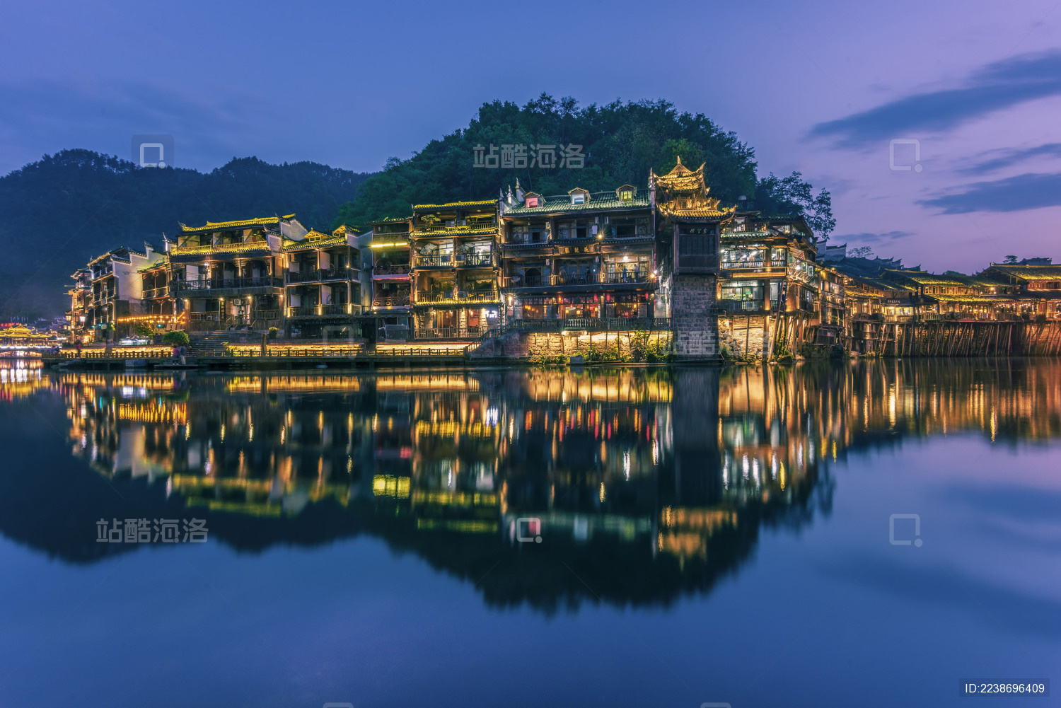 中国湖南湘西凤凰古城的夜景风光