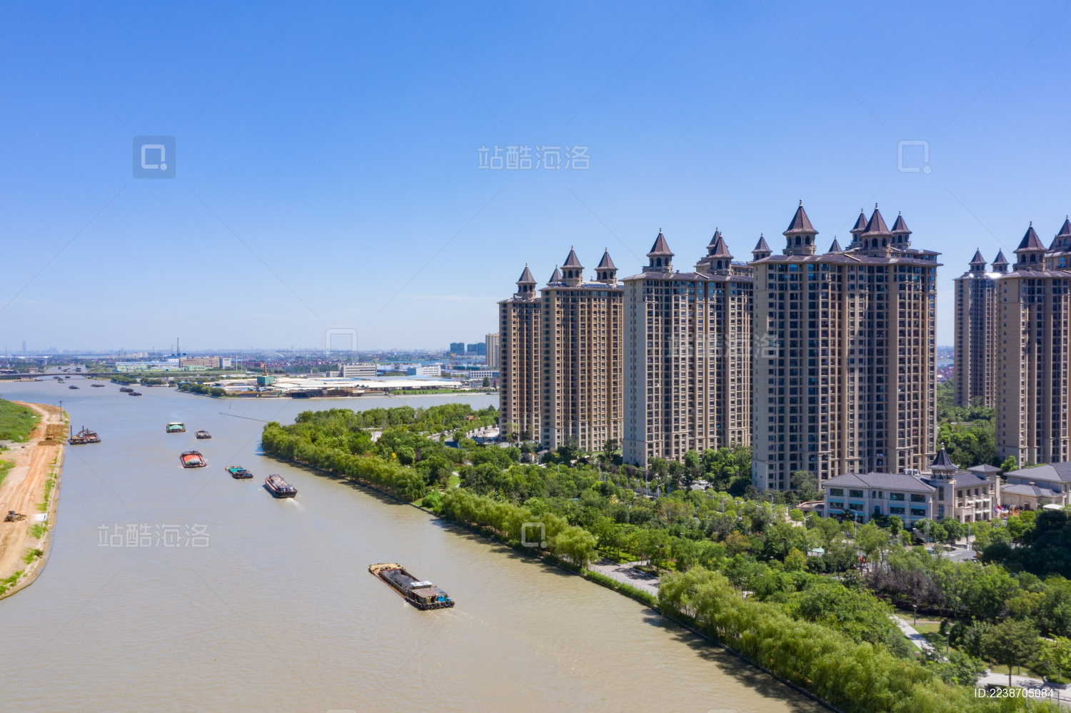 航拍现代城市滨江房屋居住区