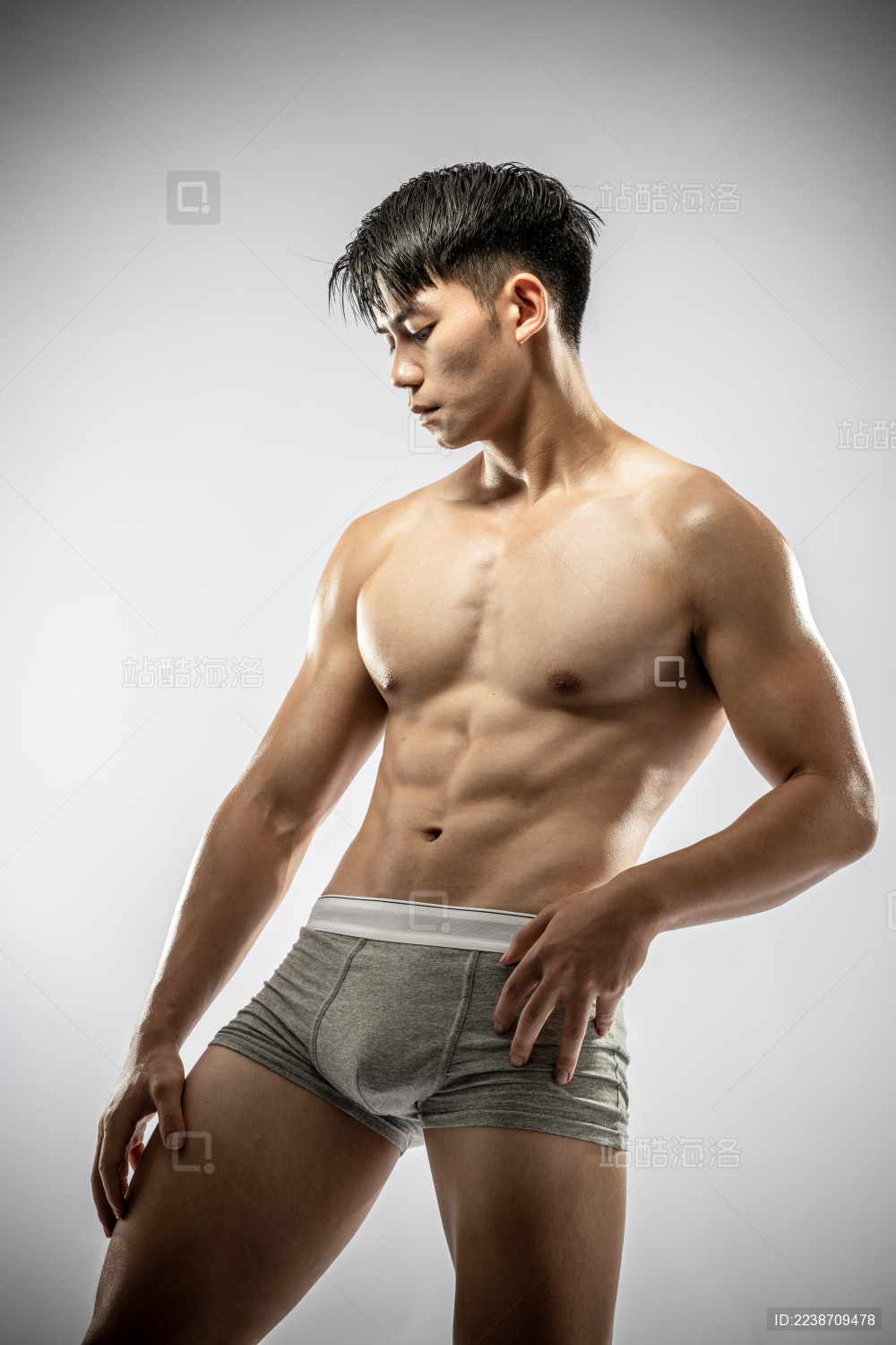 纯色背景里的健身肌肉男孩