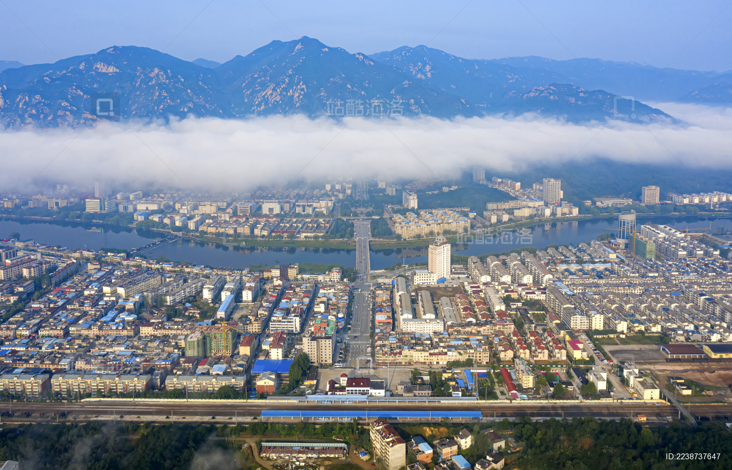 航拍中国河南信阳市云雾下的新县县城