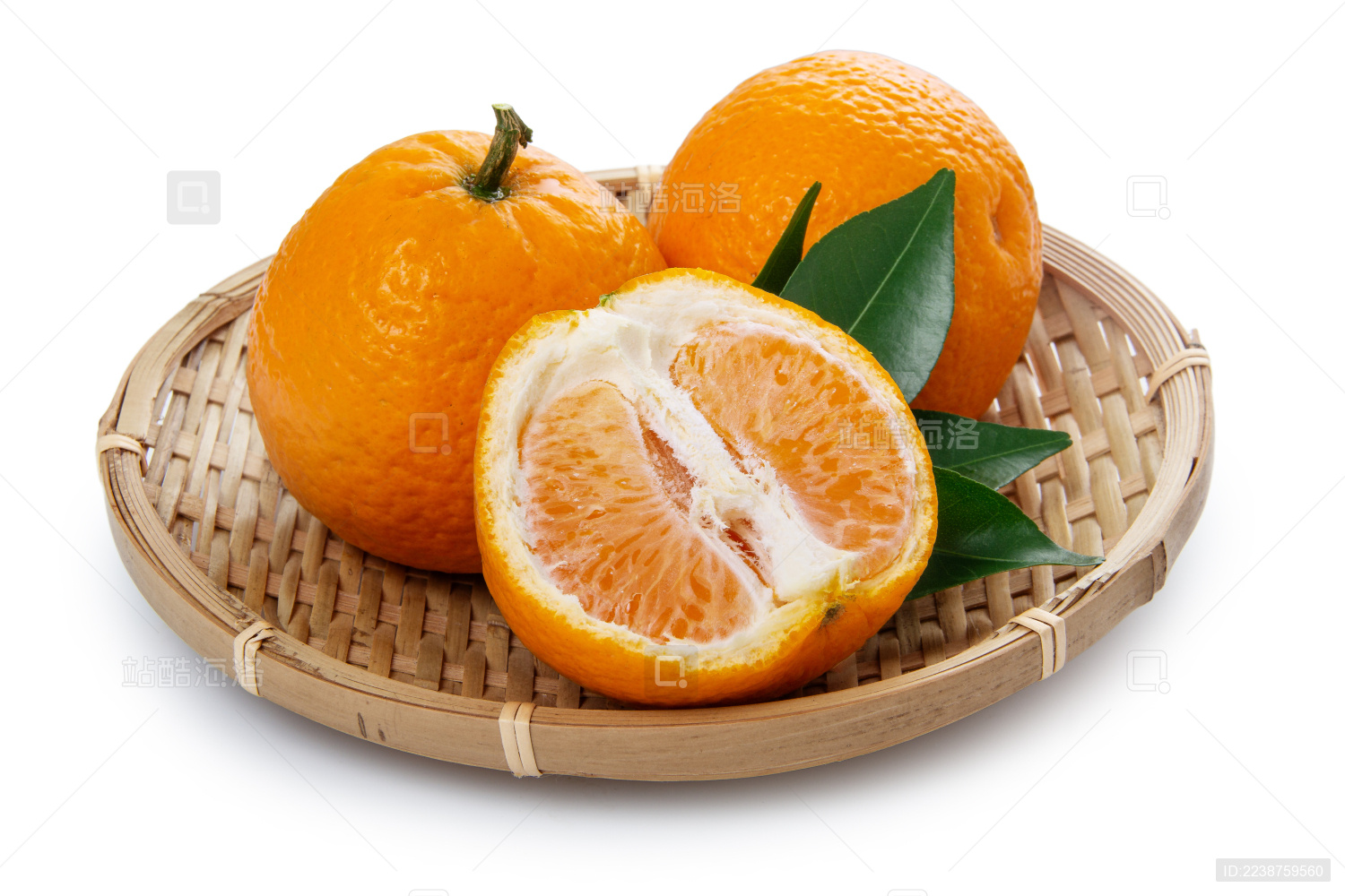 青见柑和剥开果肉带绿叶子白底