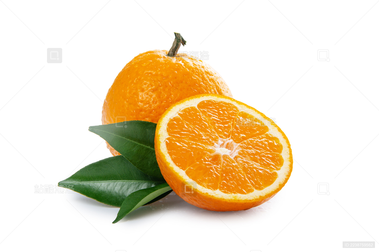 青见柑和剥开果肉带绿叶子白底