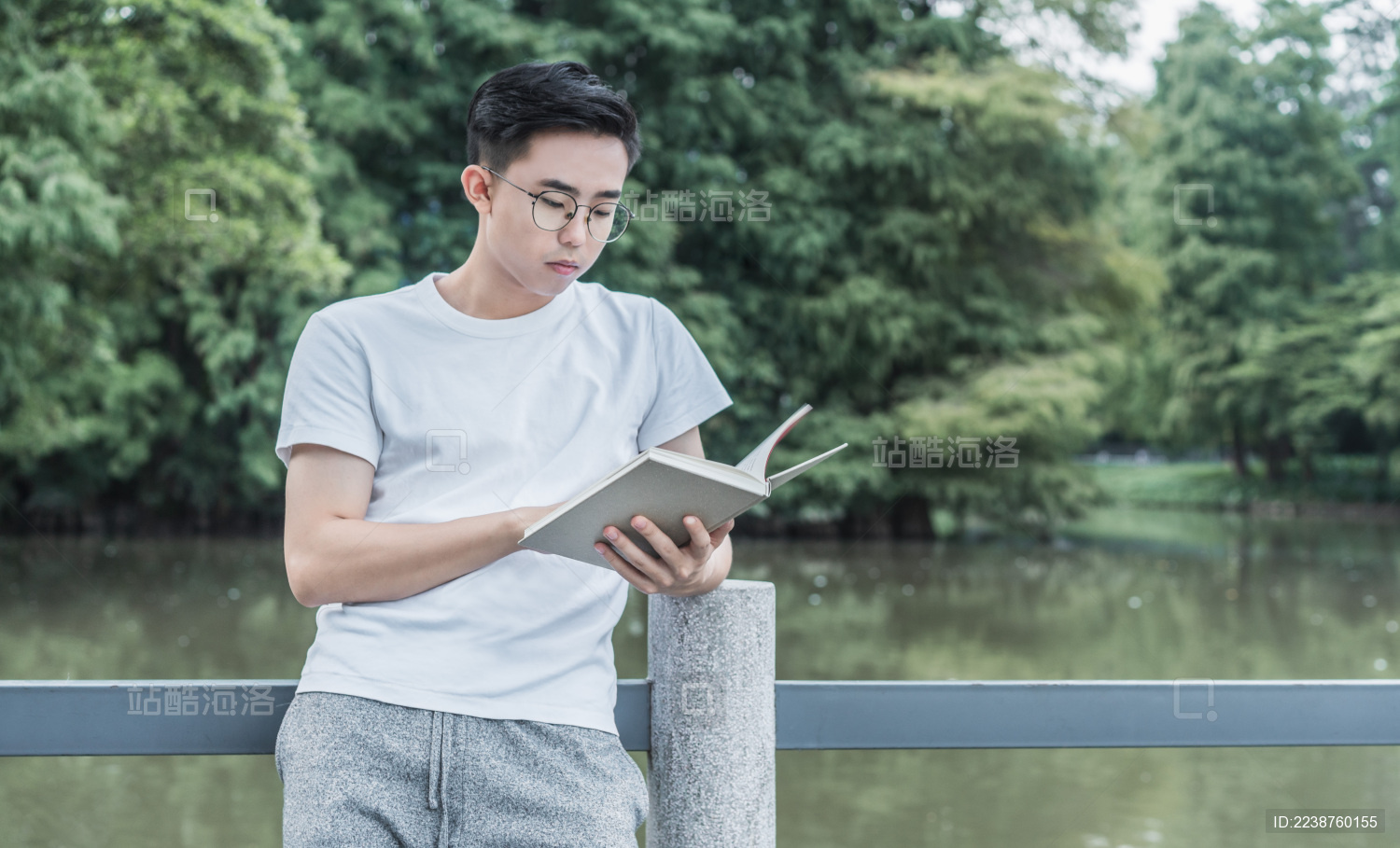 青年男女在草地上看书-蓝牛仔影像-中国原创广告影像素材