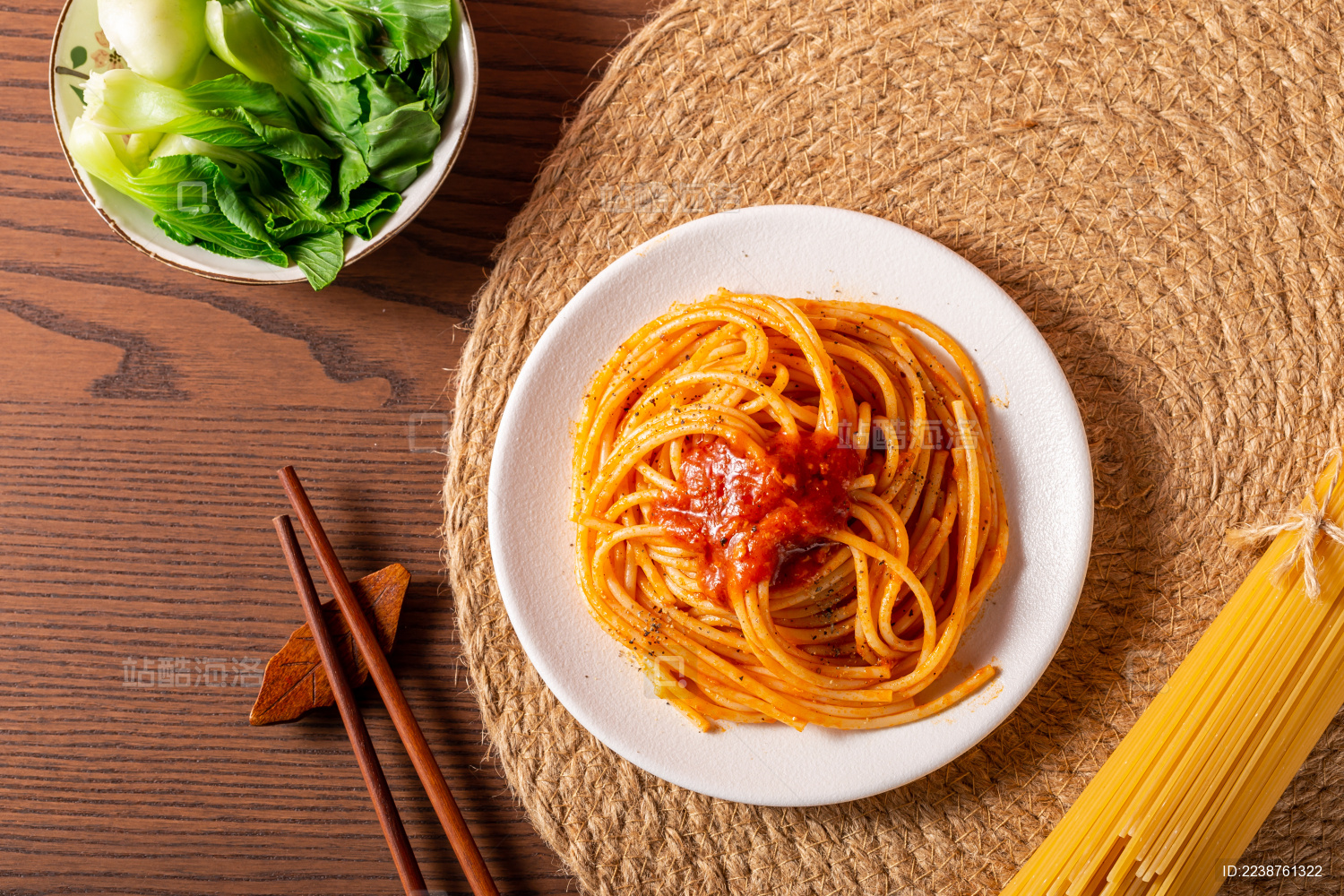 满满一盘照烧意大利面放在木桌上