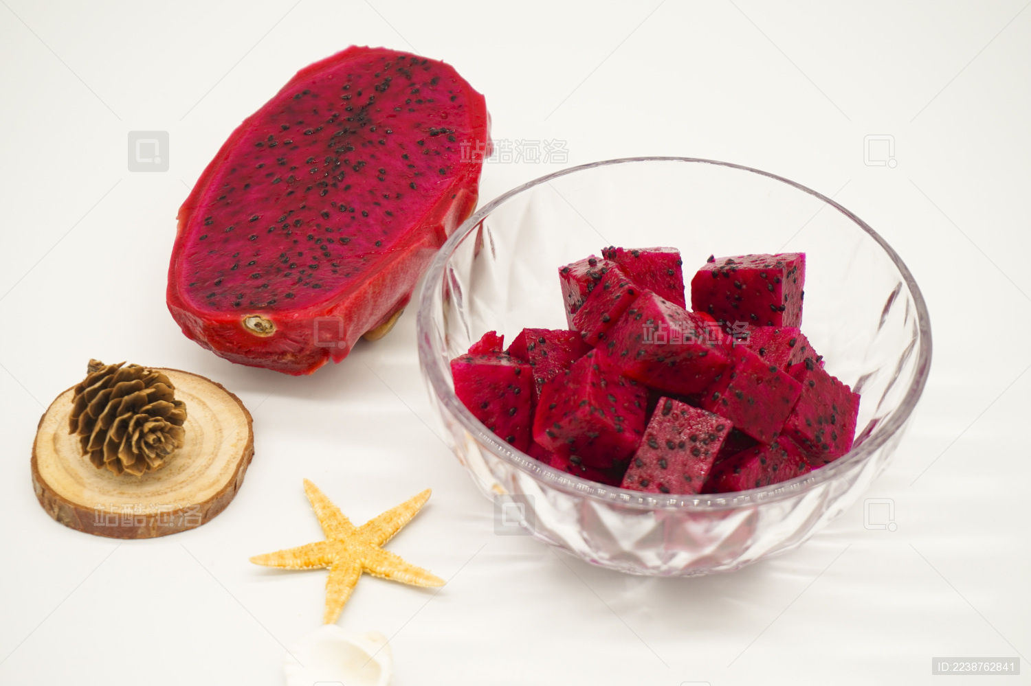 白色背景中放在水晶碗中的切好的火龙果