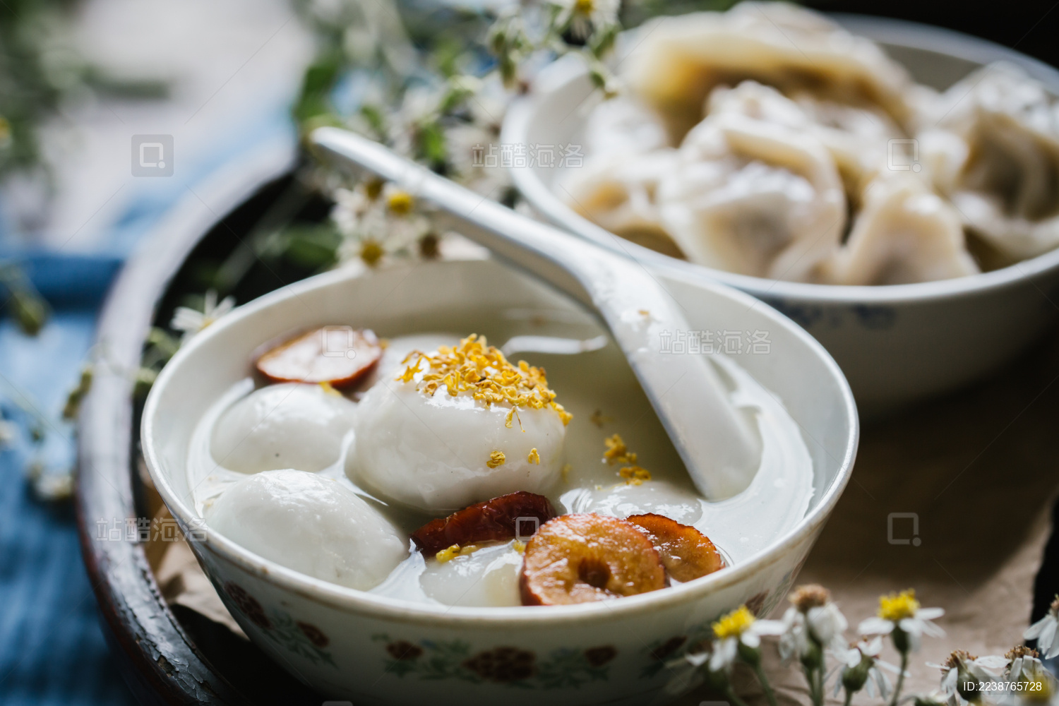 桌上一碗汤圆 远处是一碗饺子