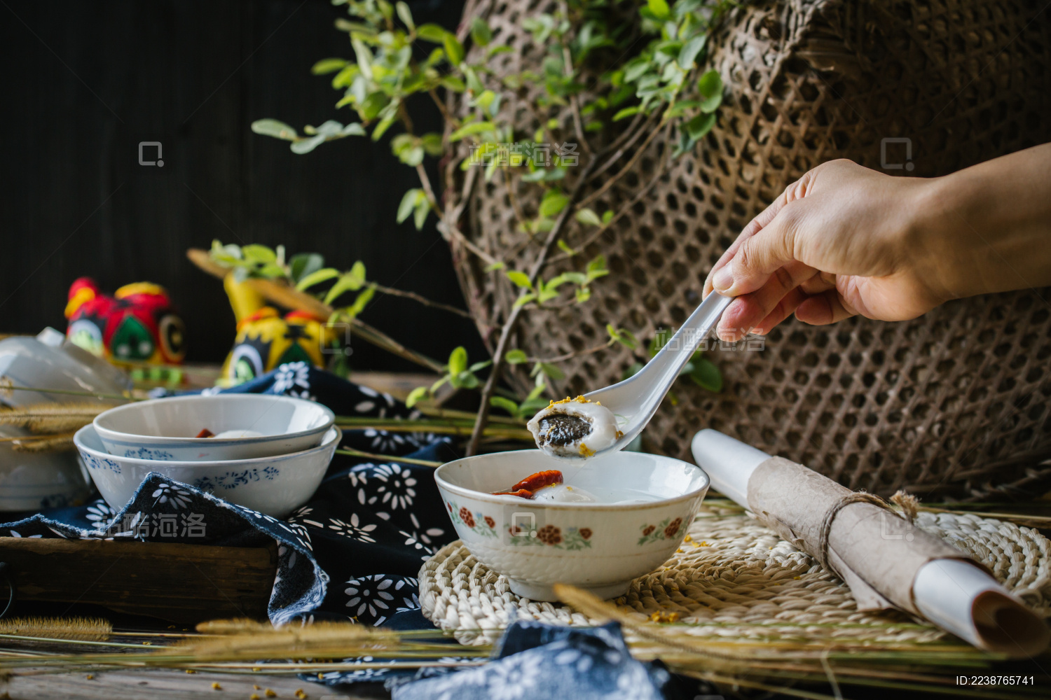 中式的餐桌上 勺子打起一个破口的汤圆