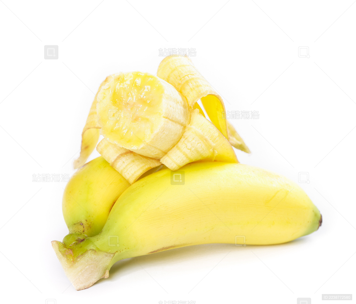 白底上放着两根小香蕉和一根剥开皮半边香蕉