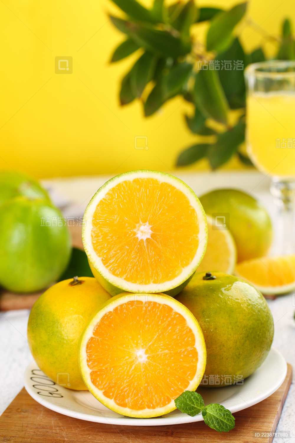 木垫上放着一盘麻阳冰糖橙和切面的冰糖橙