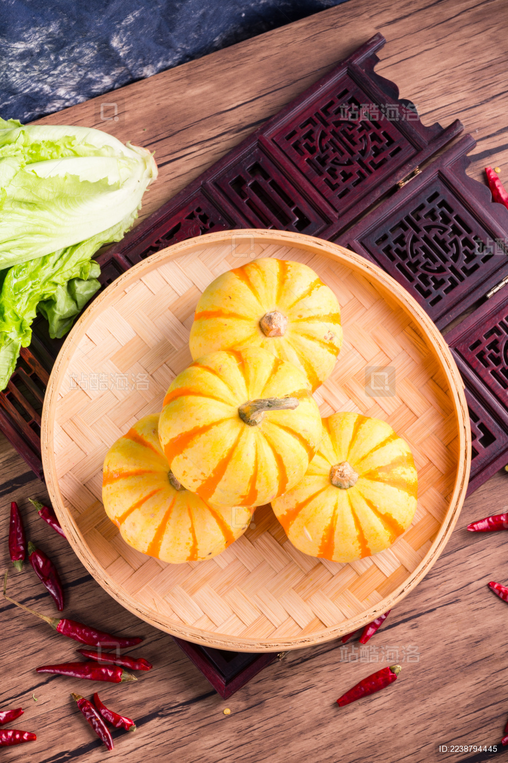 传统中式背景中的小南瓜