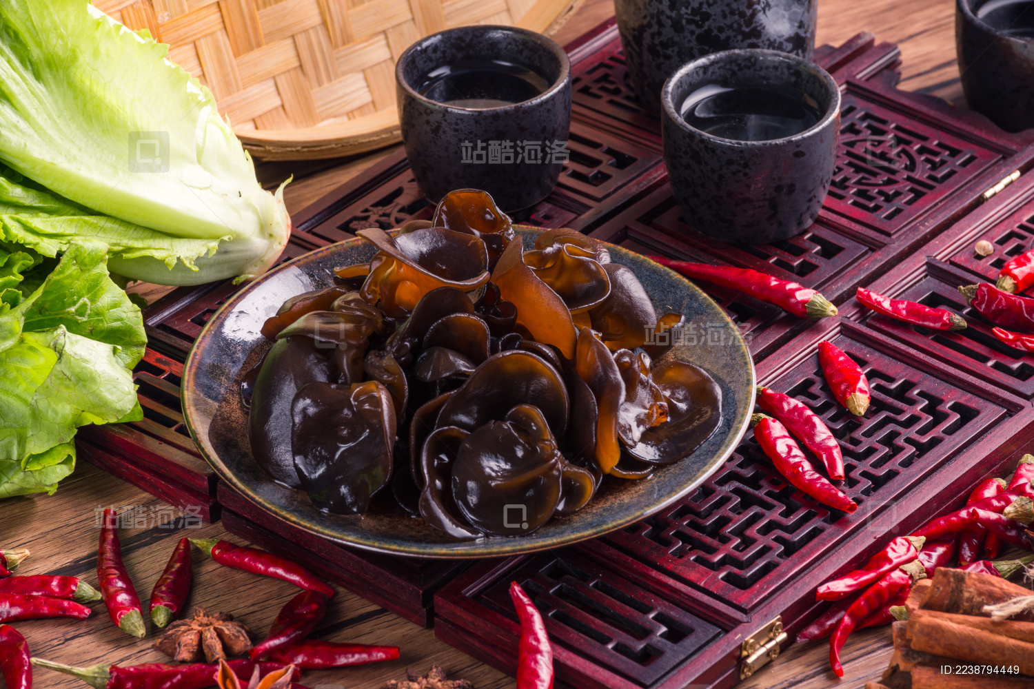 装在复古盘里的秋碗耳