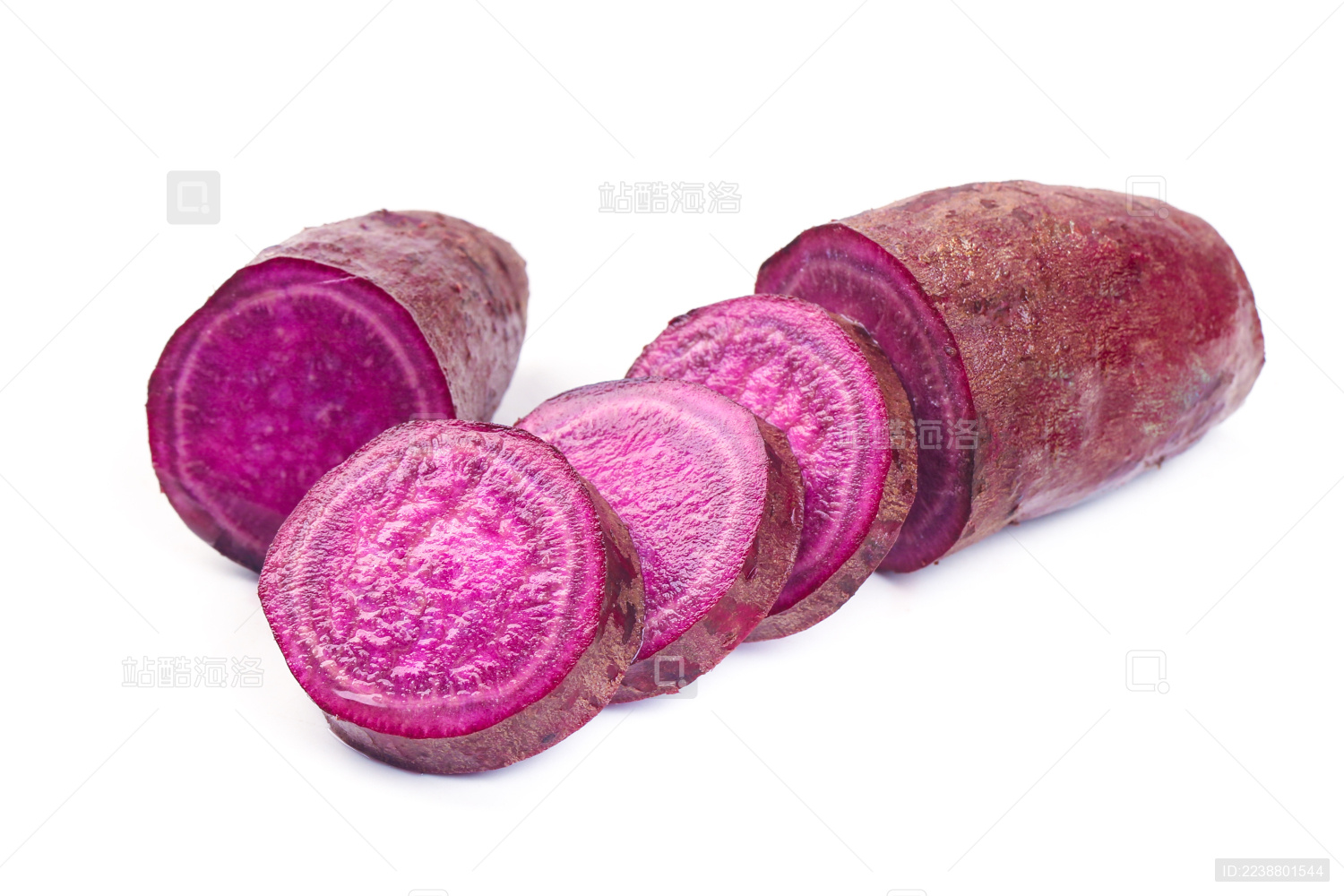 白底上放着一个紫罗兰紫薯切块