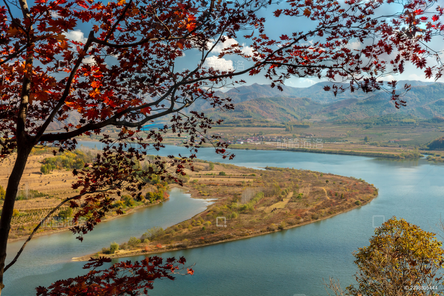 辽宁丹东宽甸大牛沟浑江月亮湾秋季风光