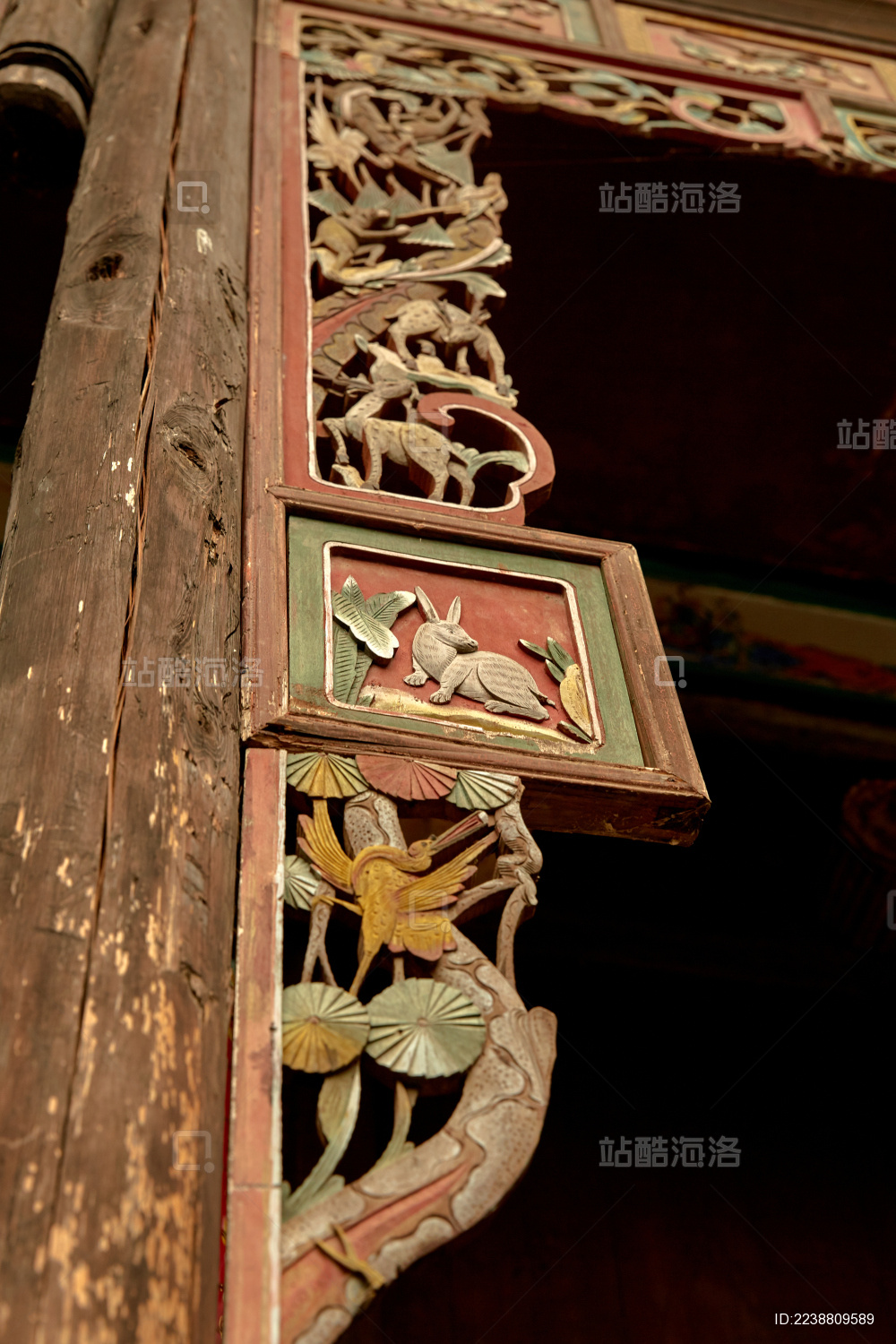 雕刻雕花木门局部特写