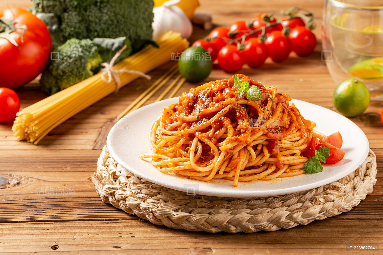 木板背景上满满一盘肉酱意面