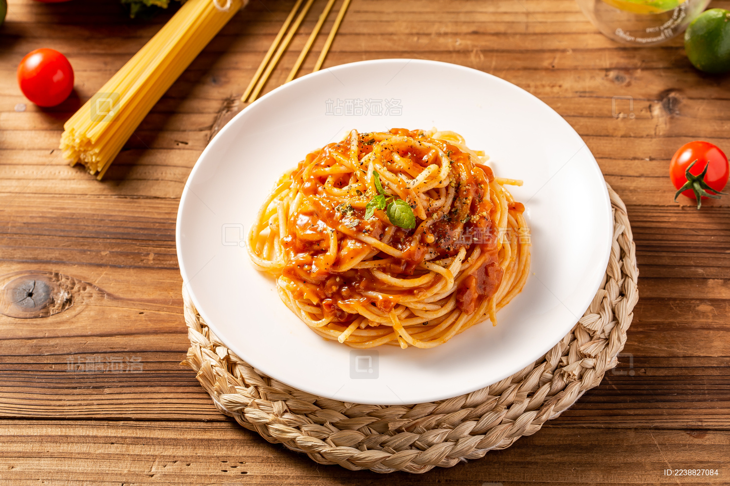 木板背景上满满一盘照烧意面
