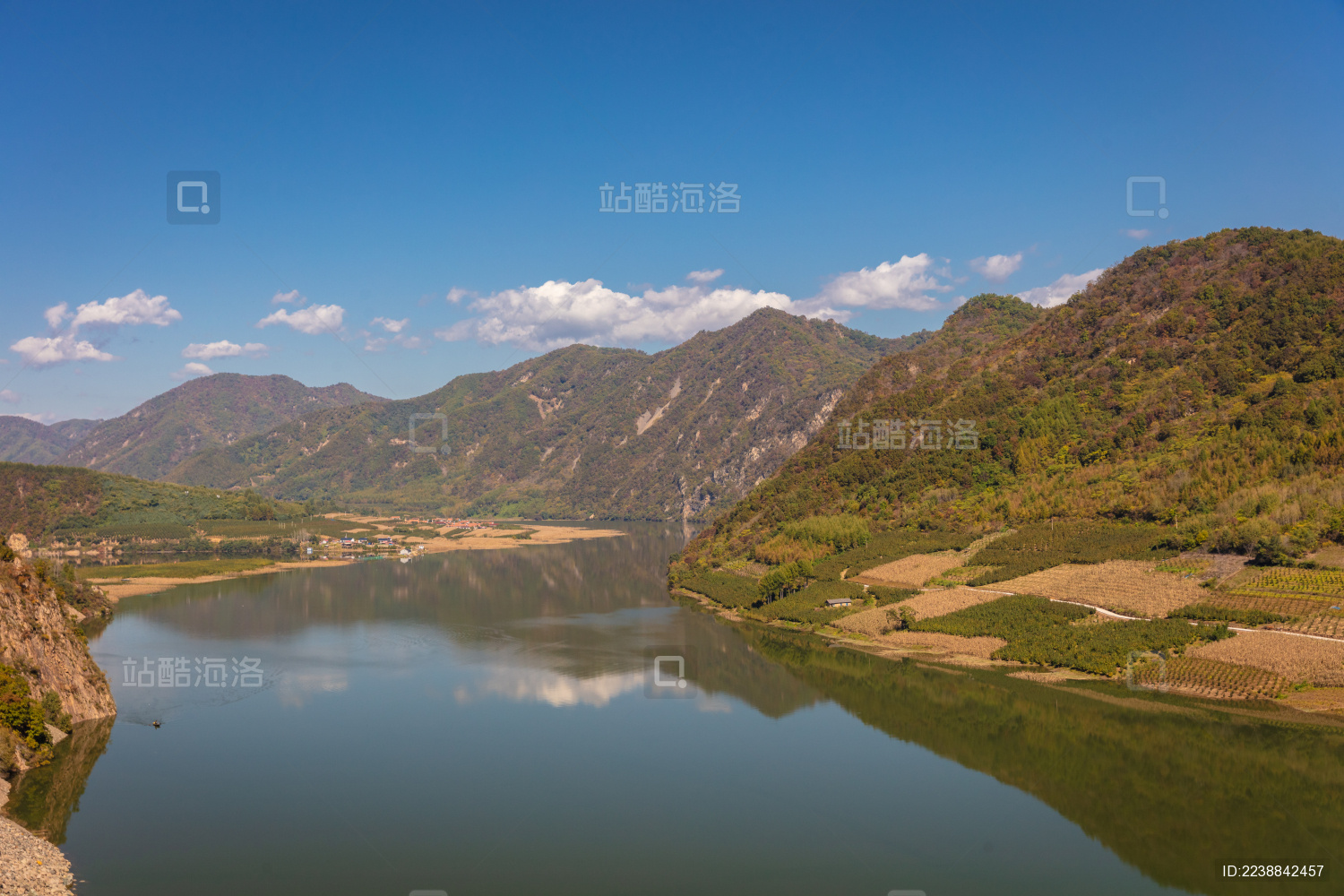 中国辽宁丹东宽甸浑江风光