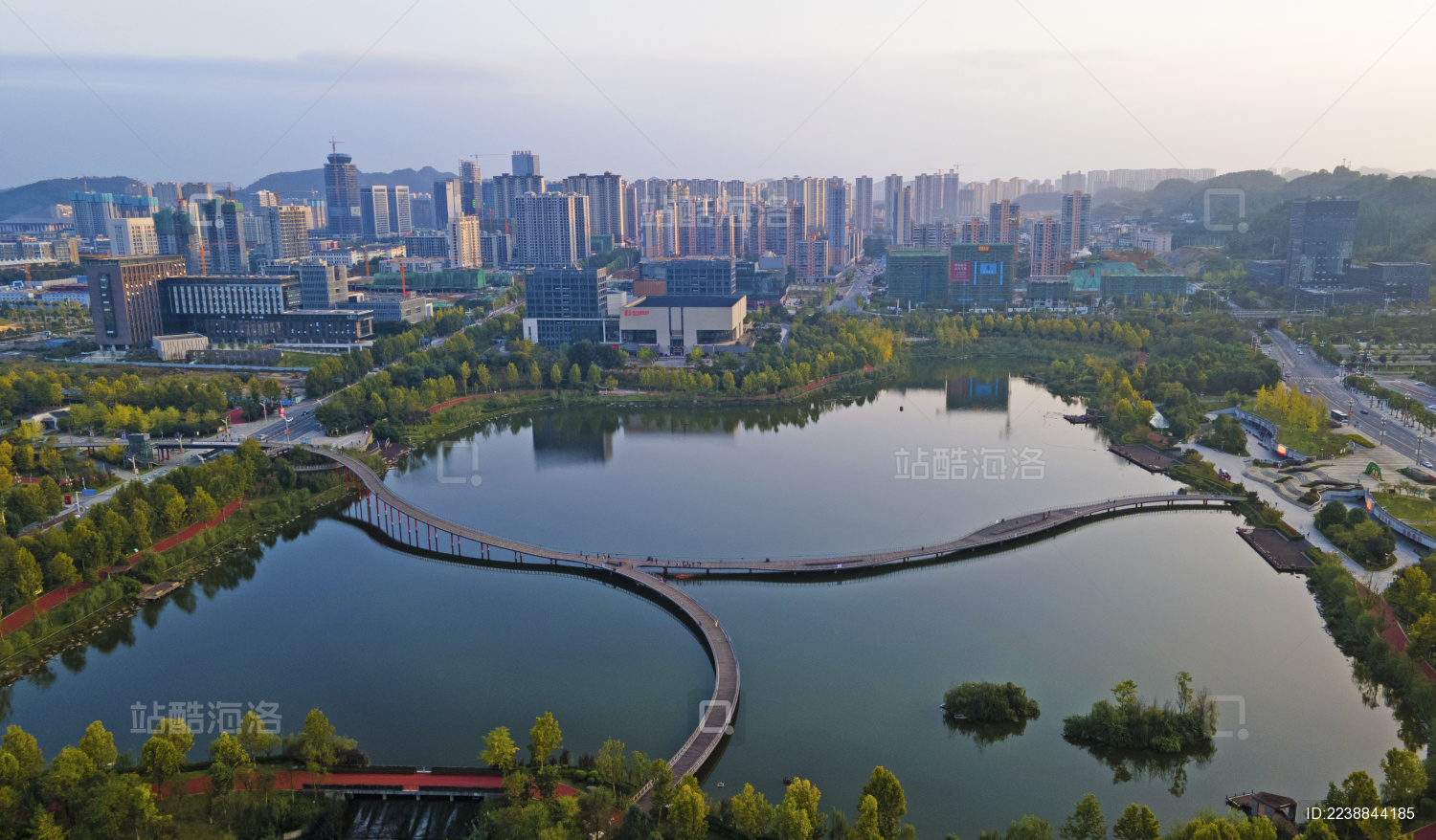 贵州遵义:美丽天鹅湖