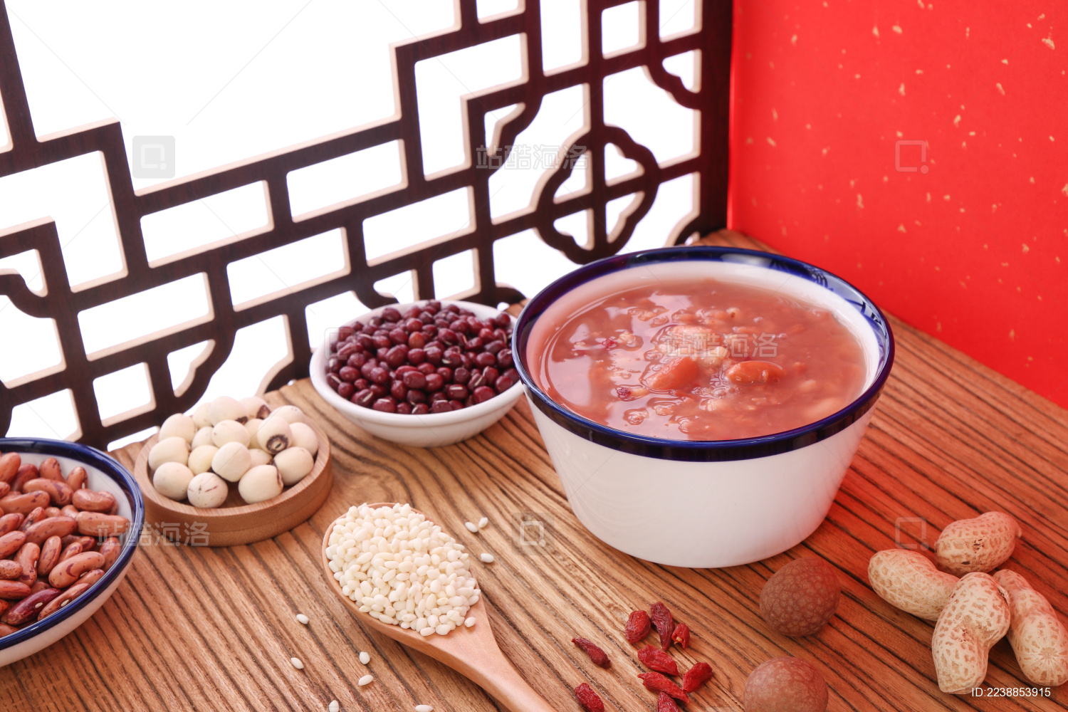 桌子上的一碗腊八粥和食材