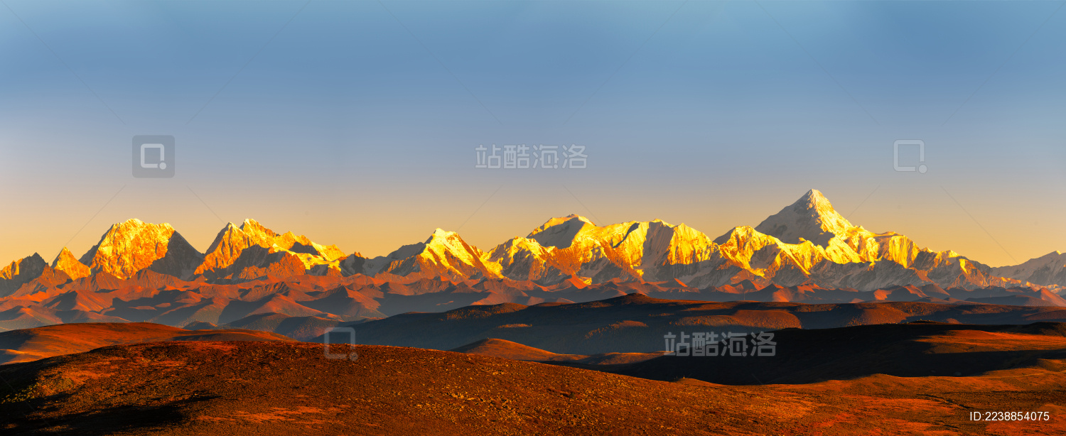 四川甘孜藏族自治州贡嘎山日照金山自然风光