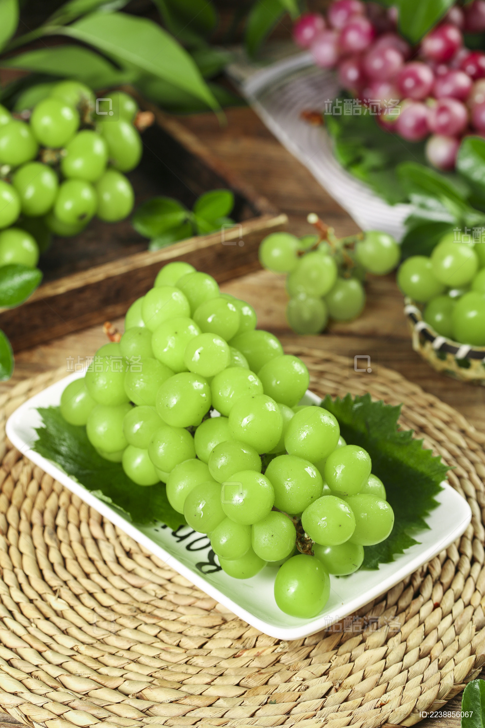 草编垫上放着一盘云南香印青提