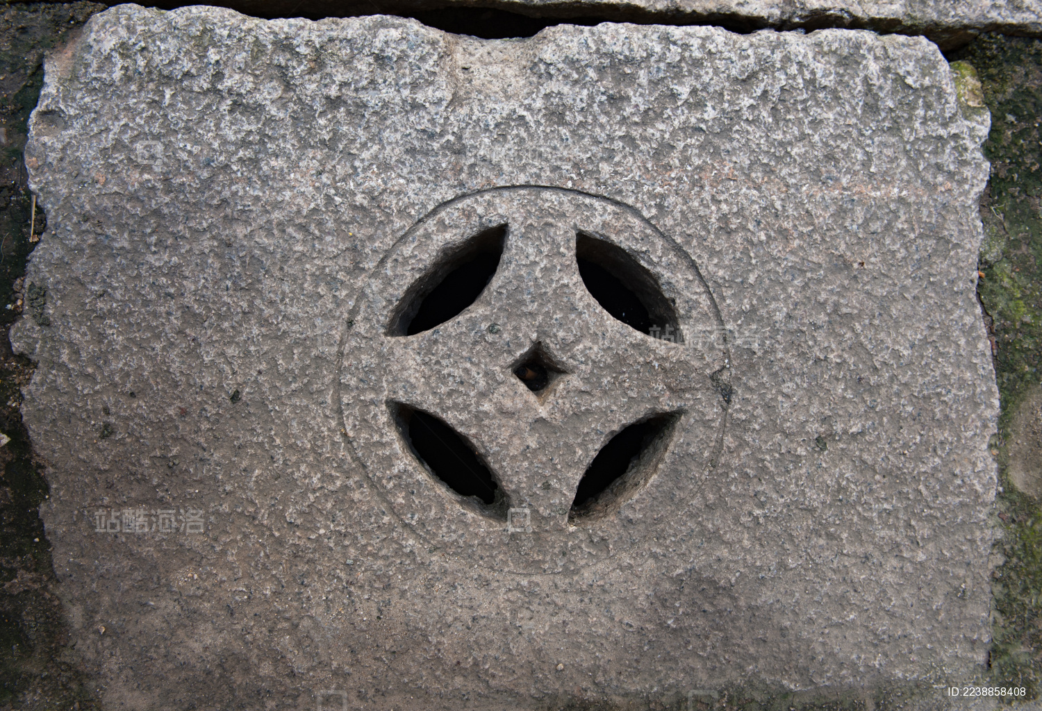 刻着铜钱图案的大理石