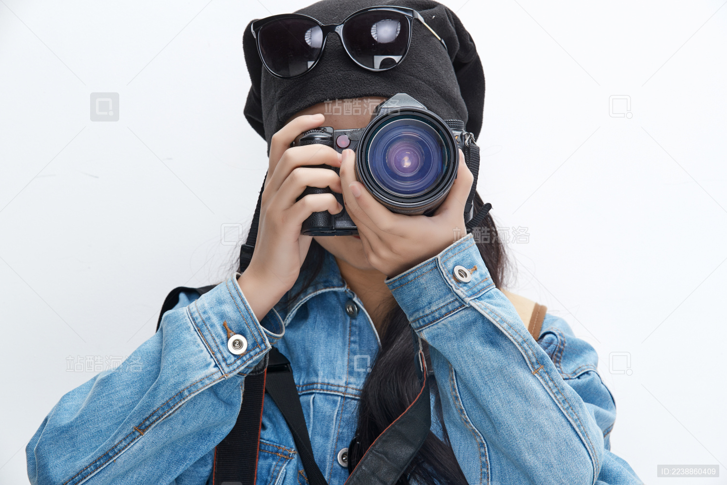 手上拿着单反相机的美丽亚洲女孩