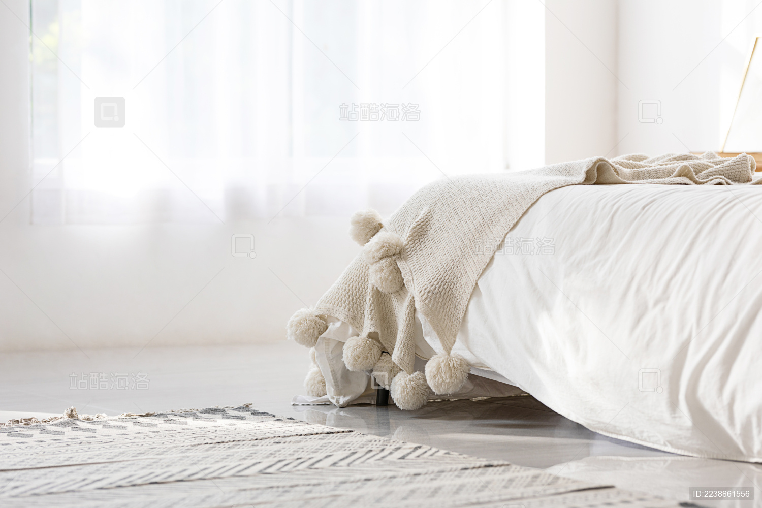 明亮的窗户前 简约的卧室一角