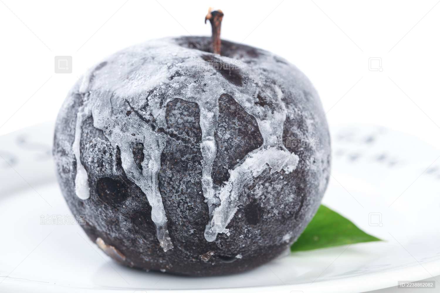 盘子里放着一个完整的秋冻梨