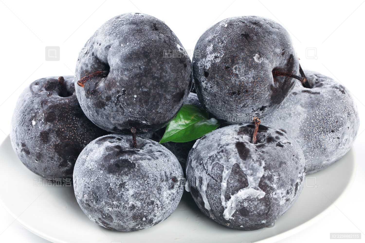 白底上放着一盘东北黑冻梨