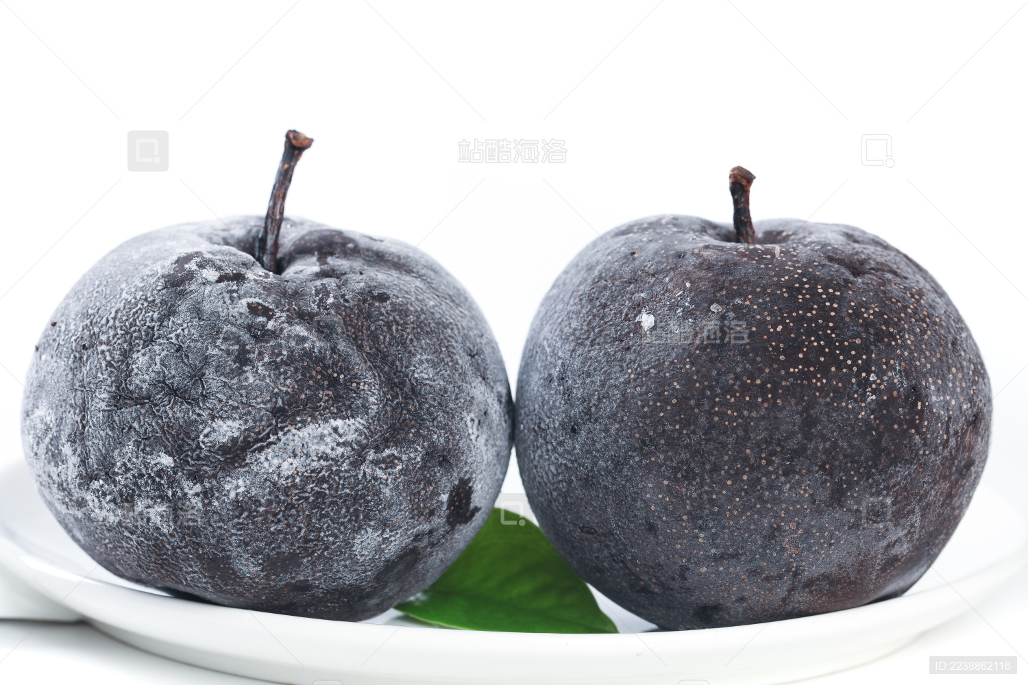 盘子里放着两个完整的秋冻梨