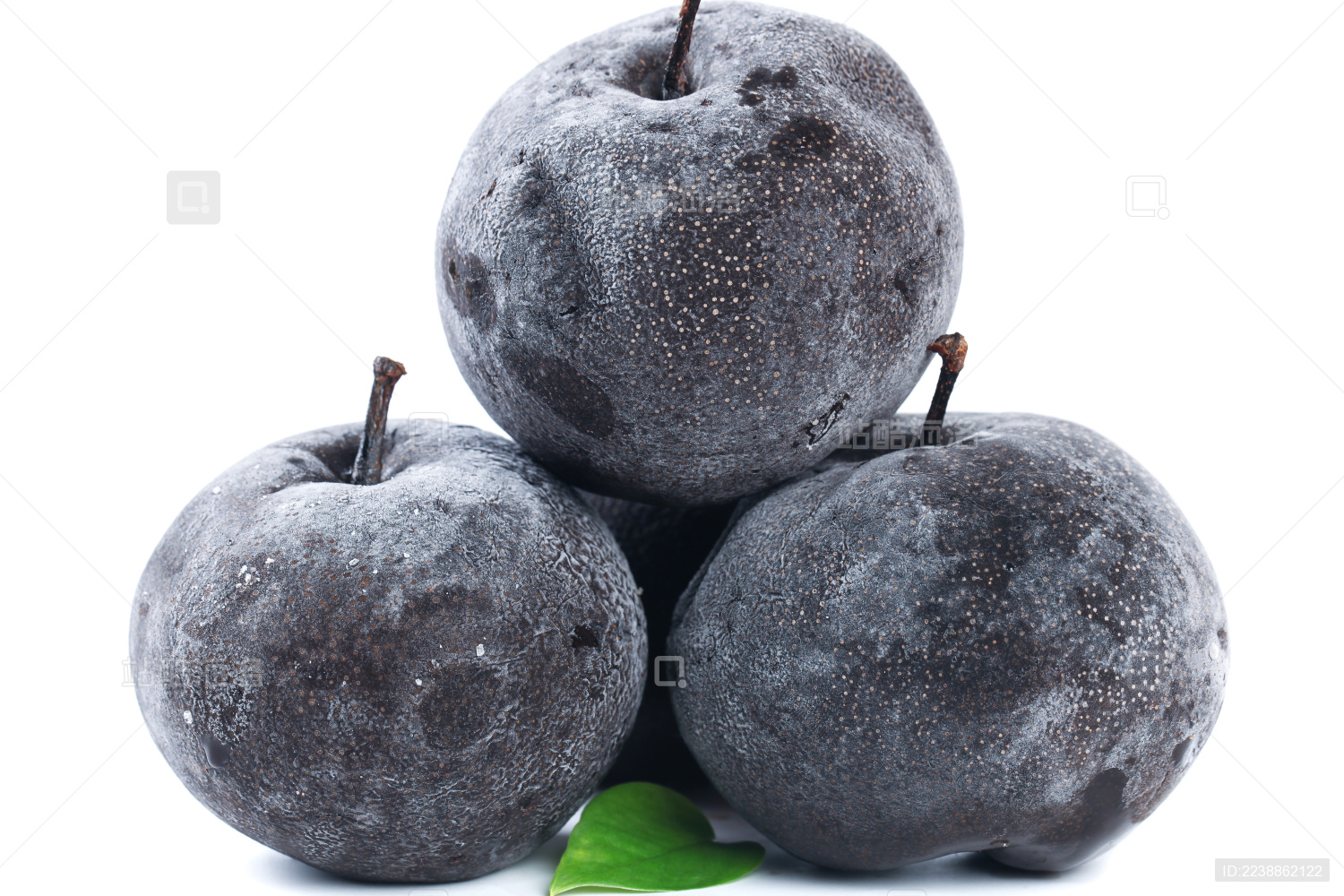 白底上放着一堆黑冻梨