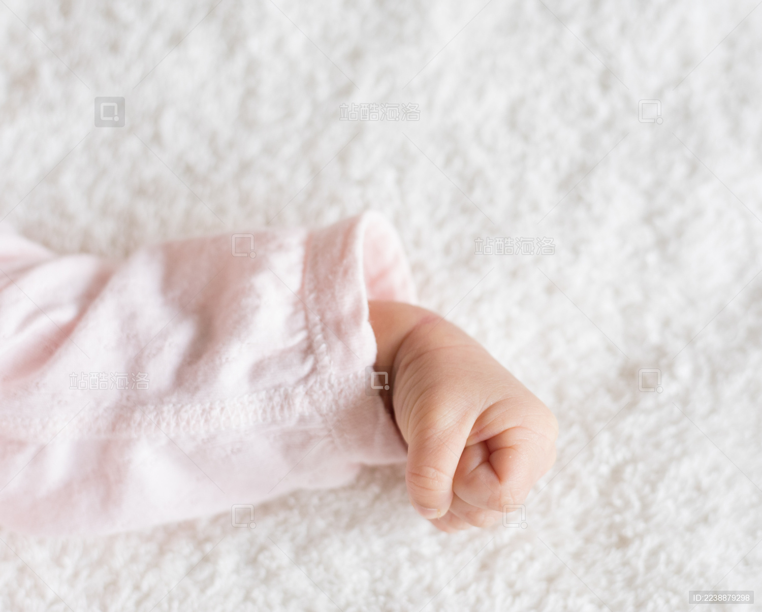 新生儿的小手握着拳头