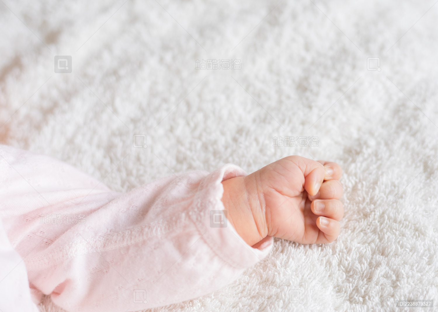 新生儿的小手握着拳头