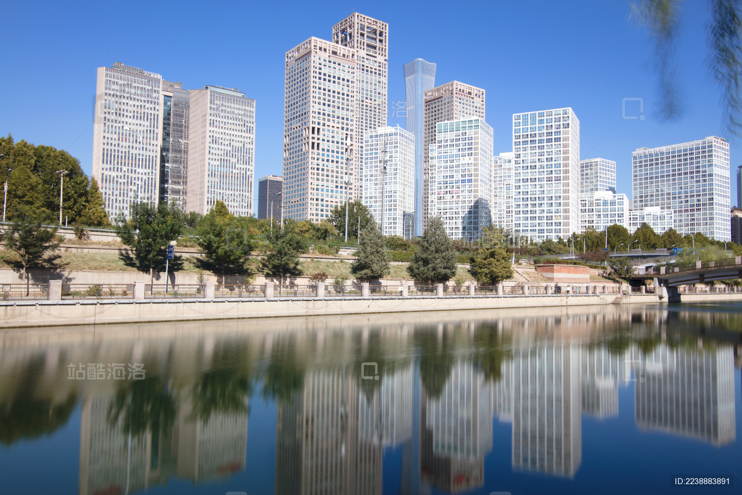 中国北京国贸通惠河旁的建外soho办公楼群