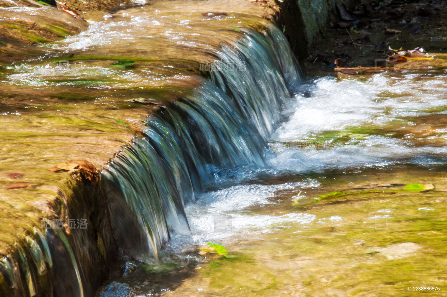 山泉溪水的局部特写