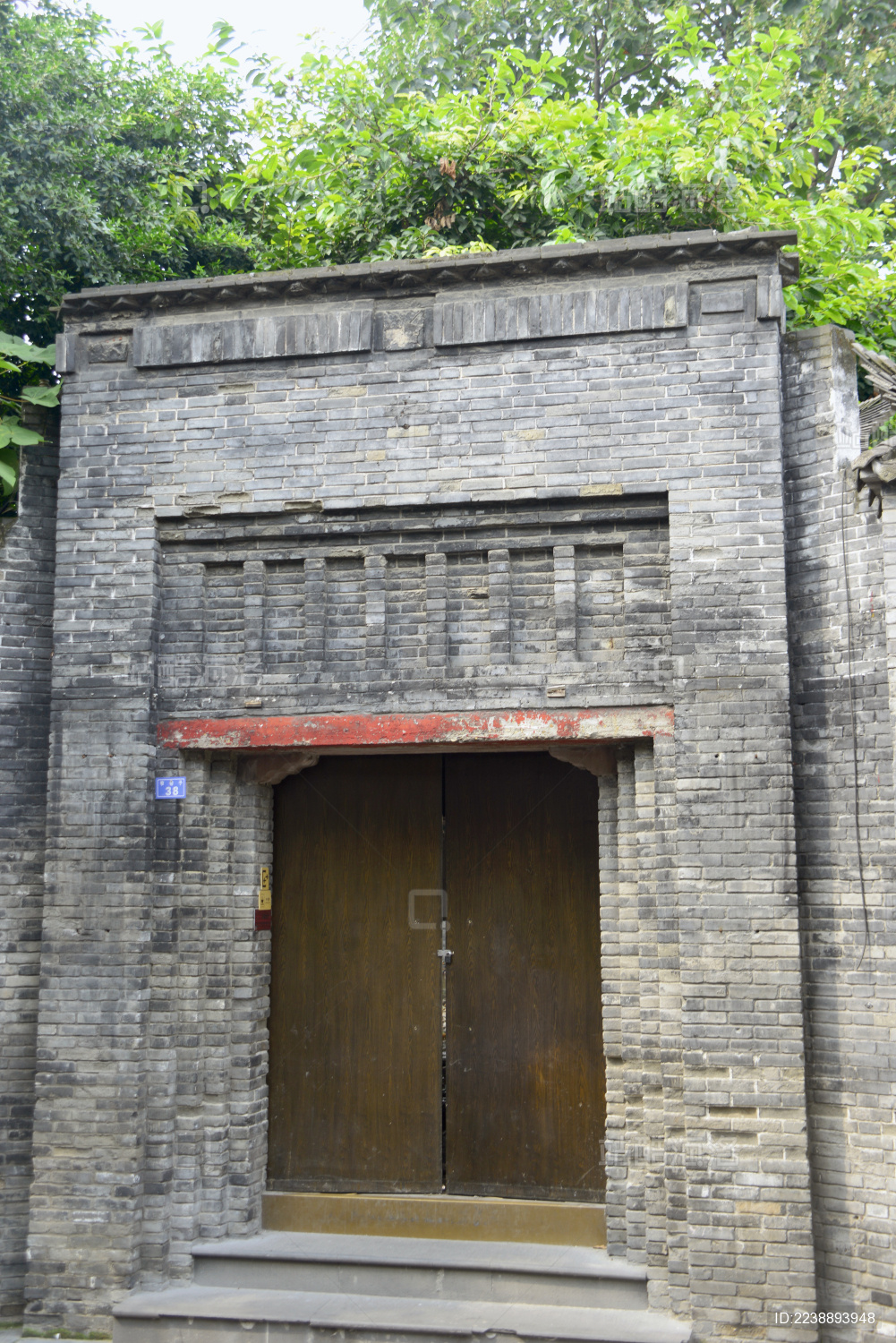 中国四川成都宽窄巷子四合院门头青砖帽子门