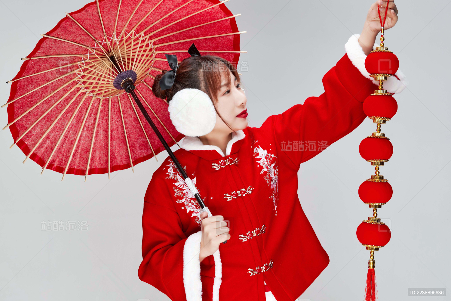 手打油纸伞手提红灯笼身穿喜庆汉服的少女