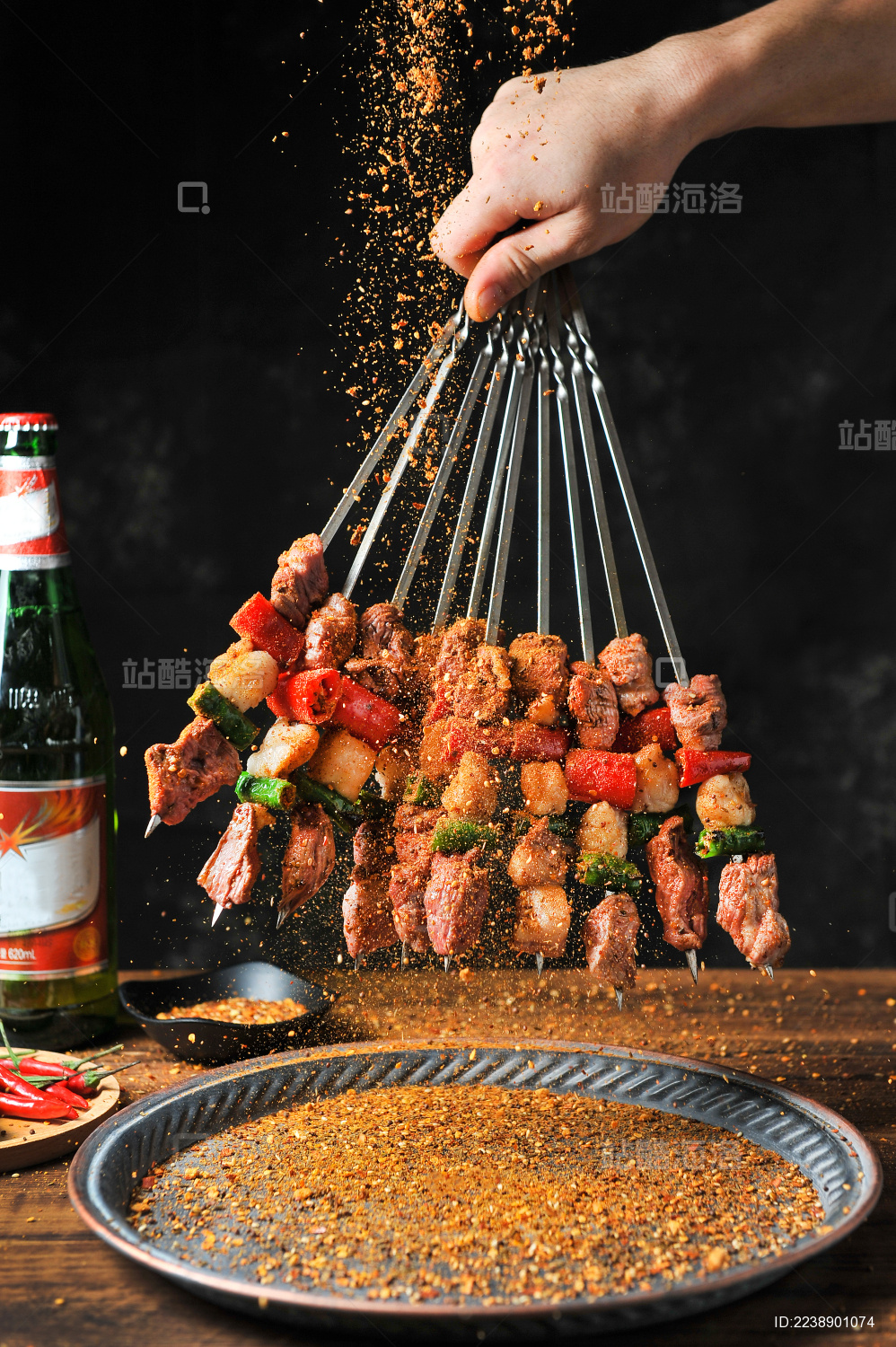 手抓一把烧烤羊肉串