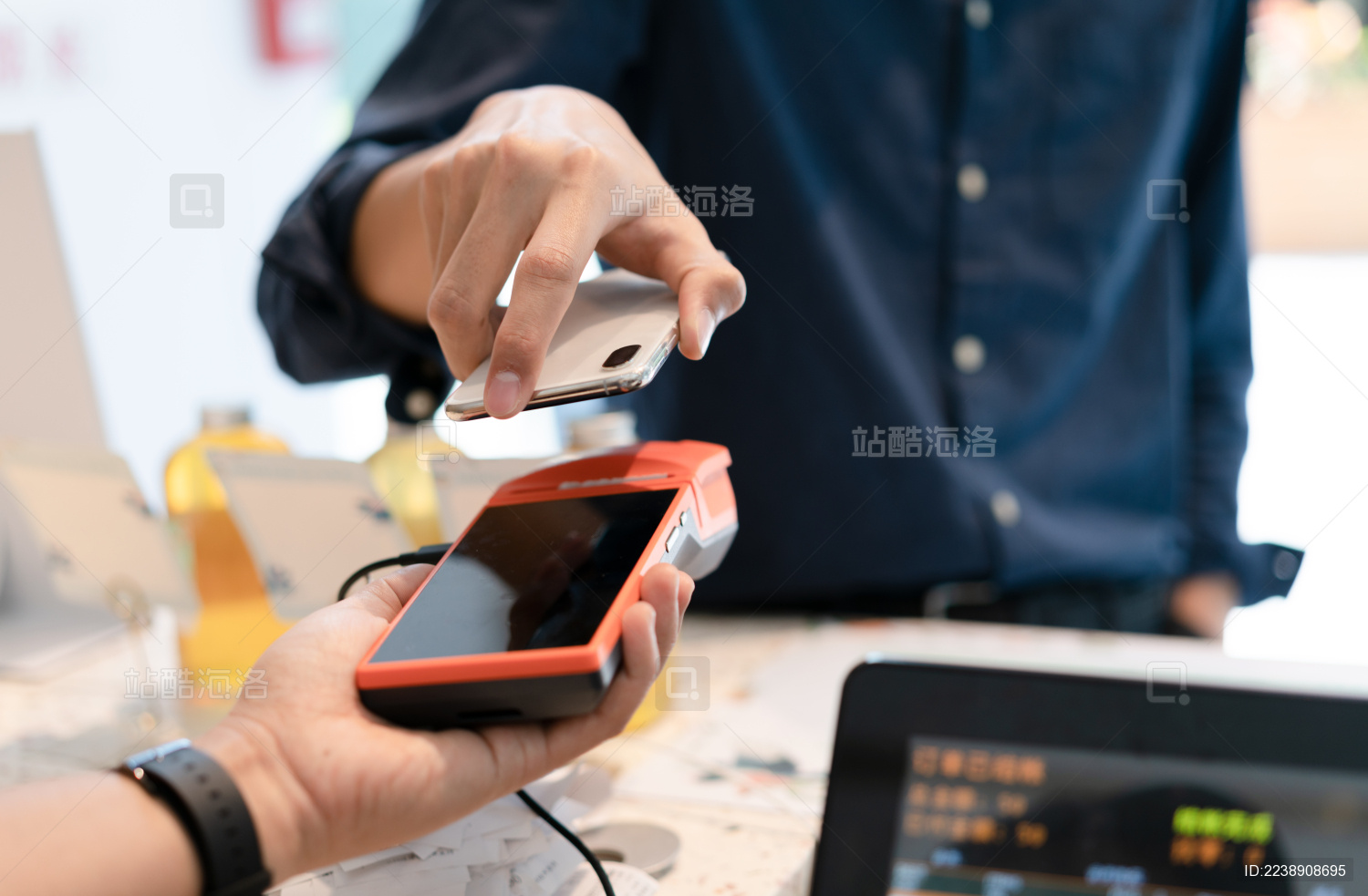 商务男士使用手机付款