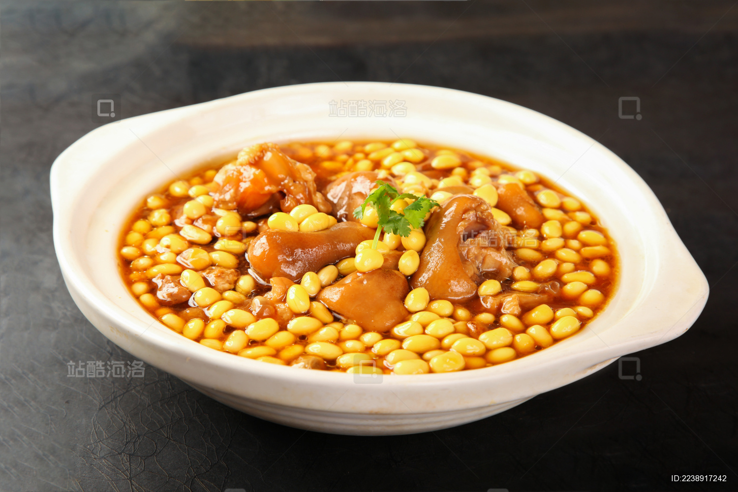大厨教你黄豆焖猪脚的正确做法，香辣软糯，肥而不腻，太好吃了 - 哔哩哔哩
