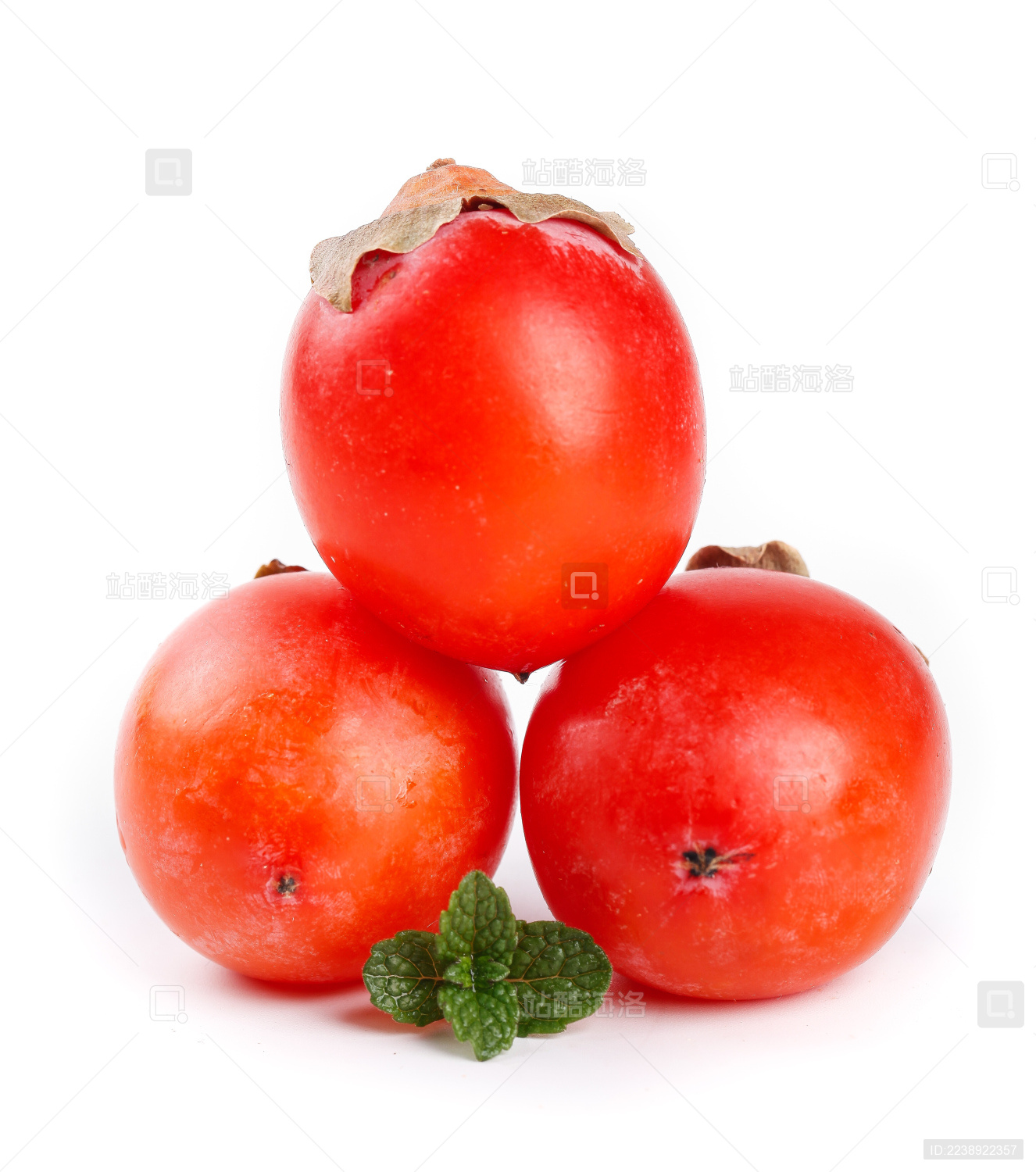 白底上放着三个临潼火晶柿子