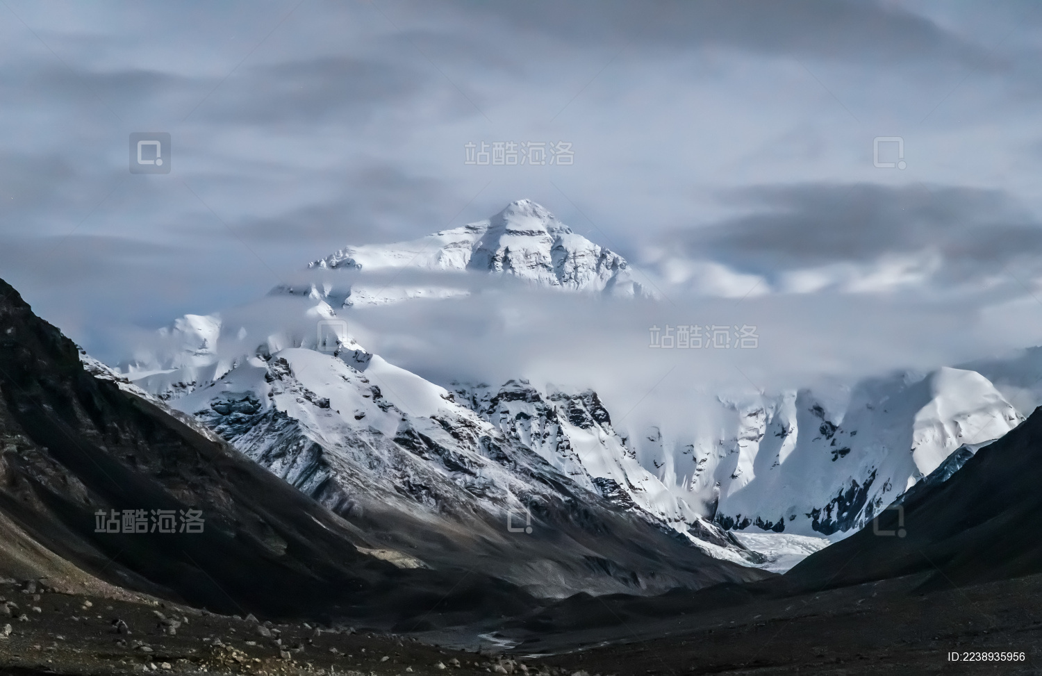 中国西藏日喀则定日县珠穆朗玛峰自然风光